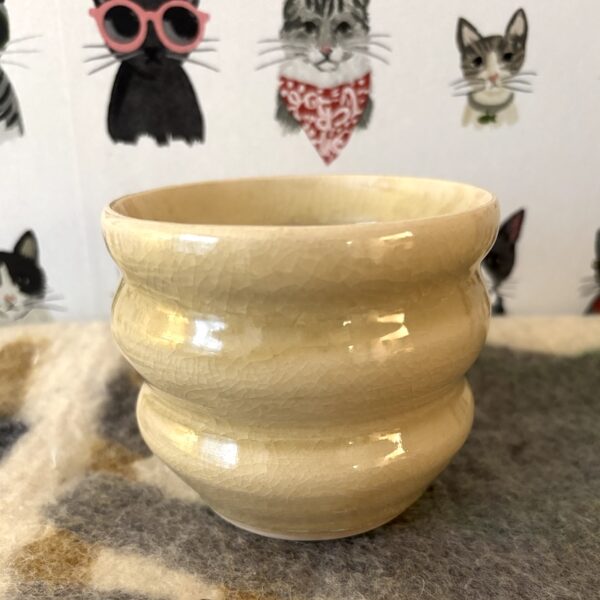 Butter-yellow bubble pot