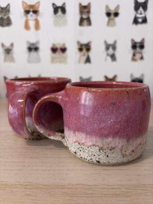 Set of 2 "running pink" speckled mugs