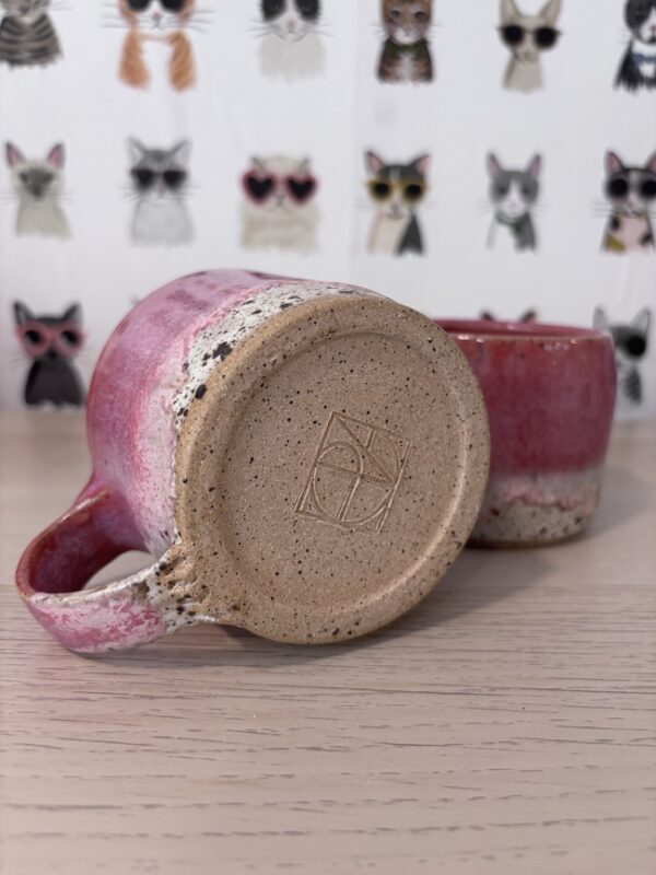Set of 2 "running pink" speckled mugs