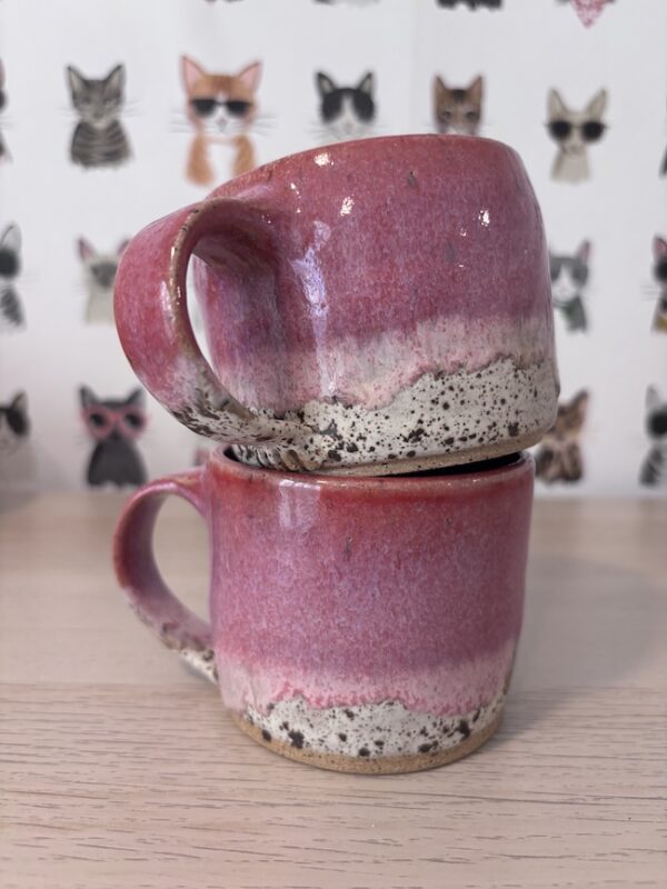 Set of 2 "running pink" speckled mugs